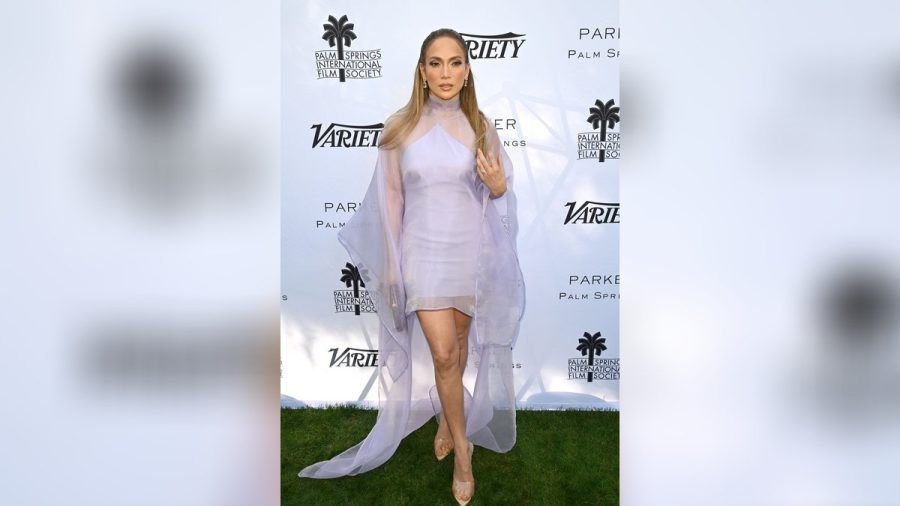 Jennifer Lopez in ihrem Look in Lavendel. (jom/spot)