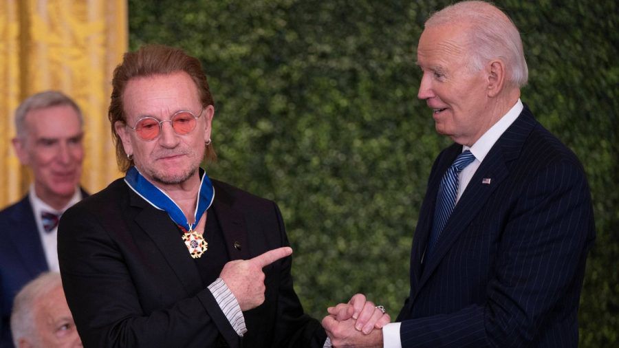 Bono (li.) und Joe Biden bei der Zeremonie. (jom/spot)