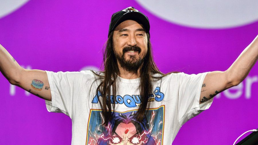 Electro-House-DJ Steve Aoki ist dafür bekannt, Torten ins Publikum zu werfen. Nun bekam er selbst eine ins Gesicht und erfuhr dabei, ob er einen Sohn oder eine Tochter bekommt. (ae/spot)