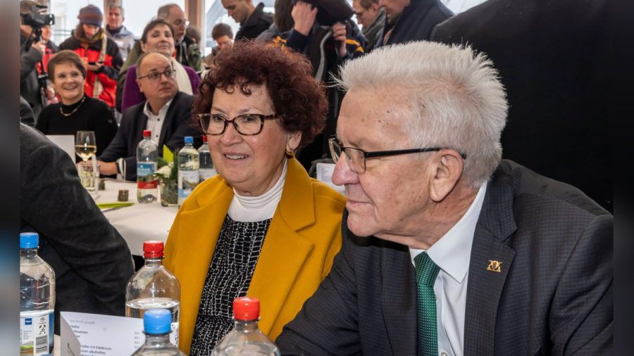 Winfried Kretschmann steht seiner Frau Gerlinde nach ihrem Sturz bei. (dr/spot)