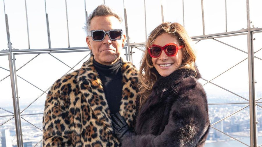 Robbie Williams und Ayda Field posierten am 14. Januar in dicken Mänteln und auffälligen Sonnenbrillen auf dem Empire State Buildung. (ae/spot)