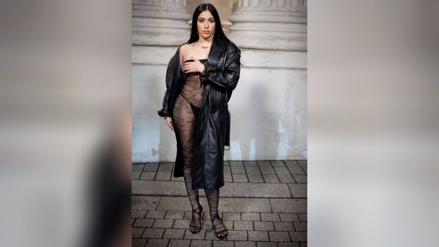 Lourdes Leon hält hier die Hand schützend vor ihre Brust, die im durchsichtigen Oberteil ohne BH deutlich zu sehen war. (ae/spot)