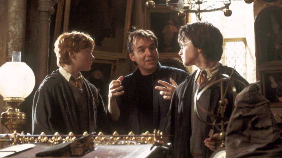 Chris Columbus am Set von "Harry Potter und die Kammer des Schreckens" zwischen Rupert Grint (l.) und Daniel Radcliffe. (smi/spot)