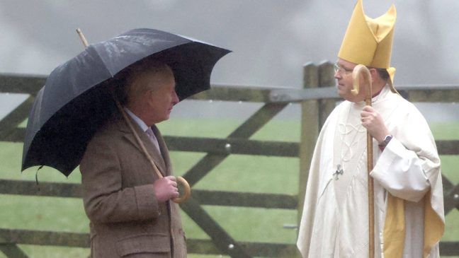 König Charles begrüßt den Bischof vor der Kirche. (rho/spot)