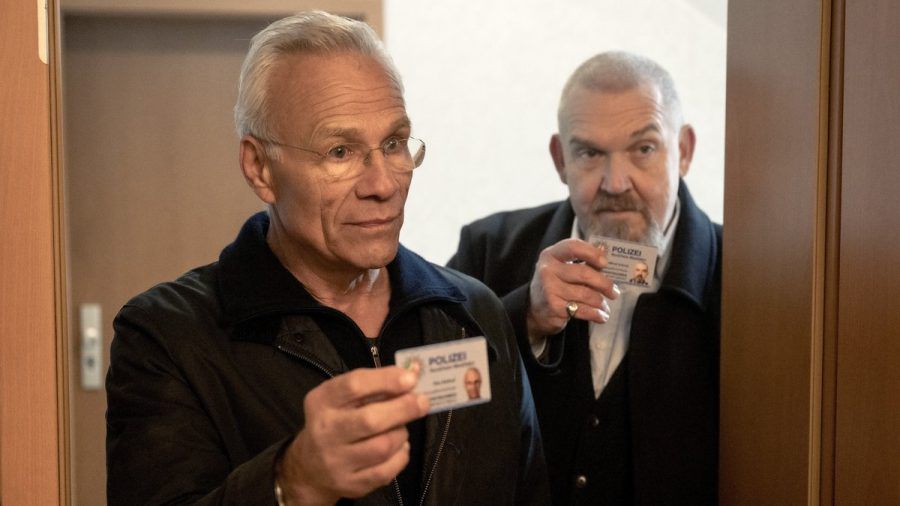 Max Ballauf (Klaus J. Behrendt, li.) und Freddy Schenk (Dietmar Bär) suchen im "Tatort: Restschuld" nach einem verschwundenen Inkasso-Manager. (eyn/spot)