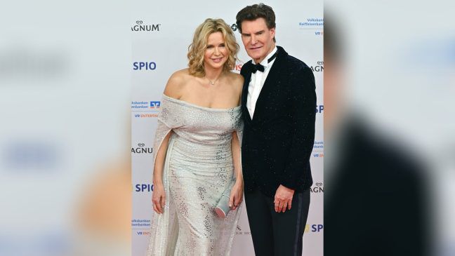 Veronica Ferres kam in einer silbernen Robe zum Filmball, ihr Mann in einem glitzernden Samt-Sakko. (eyn/spot)