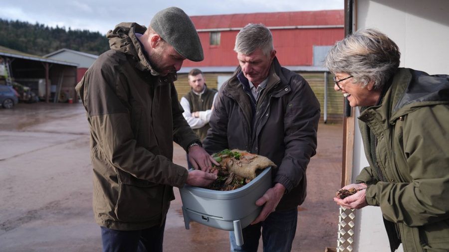 Prinz William sah sich auf einer Farm eine Kiste mit Würmern genauer an. (eyn/spot)