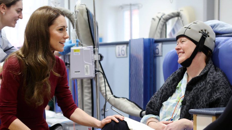 Prinzessin Kate (l.) während eines Besuchs im Royal Marsden Hospital in London in der vergangenen Woche. (wue/spot)