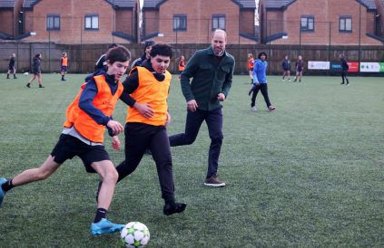 Prinz William spielt mit Teenagern Fußball. (ncz/spot)