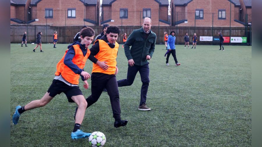 Prinz William spielt mit Teenagern Fußball. (ncz/spot)