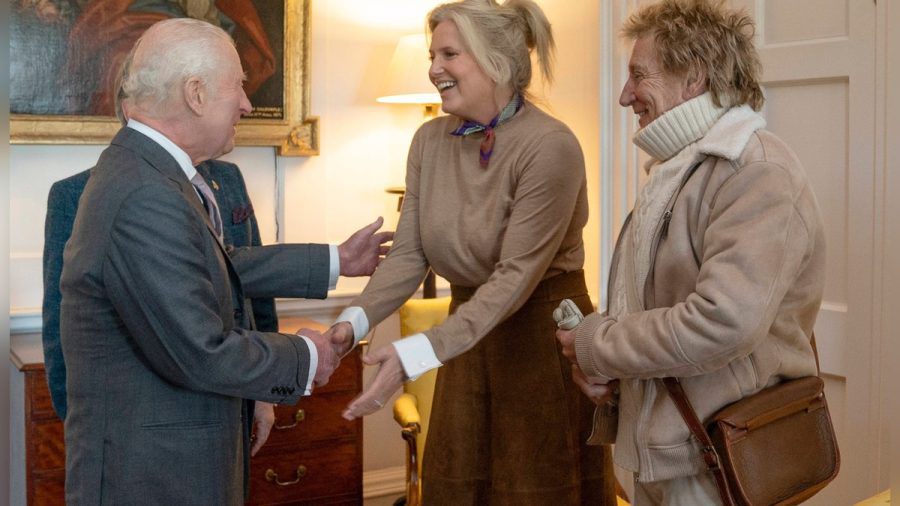 Beim 35. Jubiläum der King's Foundation begrüßt König Charles III. Penny Lancaster und Sir Rod Stewart. (rho/spot)