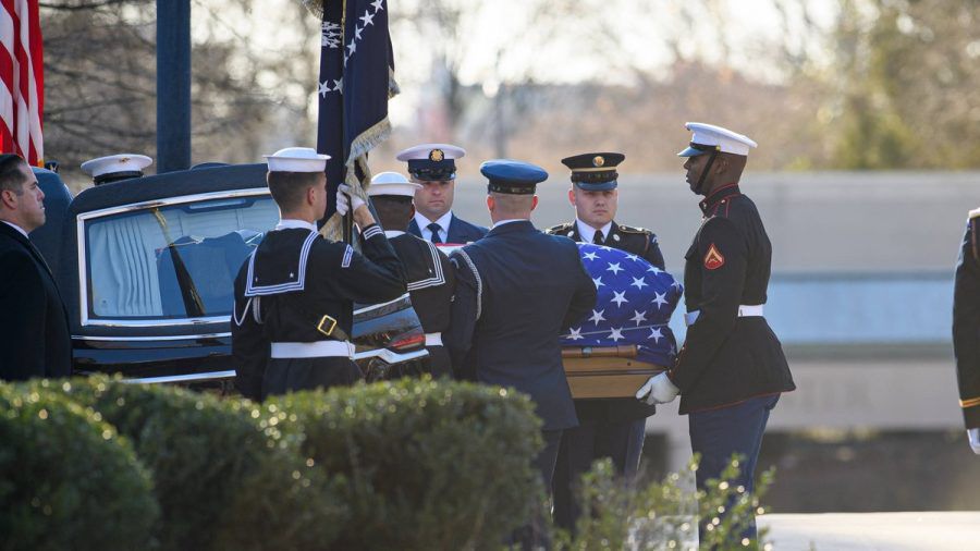 Soldaten tragen den Sarg von Jimmy Carter. (ili/spot)