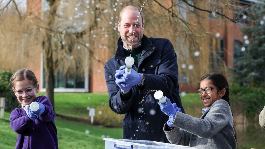 Prinz William hatte sichtlich Spaß, als er mit Schulkindern in Surrey Wasser in Richtung der Fotografen spritzte. (ae/spot)