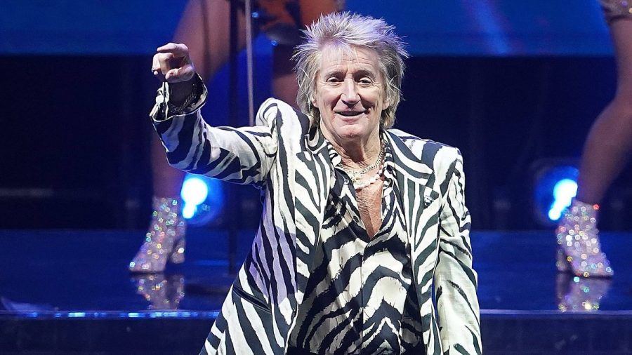 Gibt auch mit 80 auf der Bühne noch den wilden Party-Löwen: Superstar Rod Stewart. (tj/spot)