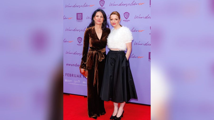 Annalena Baerbock (l.) und Karoline Herfurth bei der Premiere des neuen Films "Wunderschöner". (ili/spot)