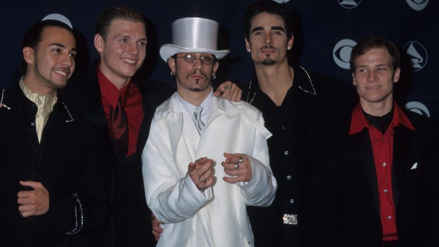 AJ McLean stach mit seinem weißen Outfit inmitten seiner Bandkollegen bei den Grammy Awards 1999 deutlich hervor. (paf/spot)