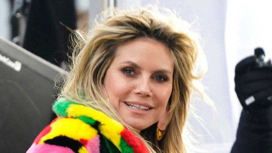 Heidi Klum verlangt viel von ihren Kandidaten und Kandidatinnen, ist selbst aber auch nicht zimperlich. Am "GNTM"-Set sitzt sie selbst mitunter stundenlang in der Kälte, weshalb man sie dort häufig in dicken Mänteln sieht. (ae/spot)