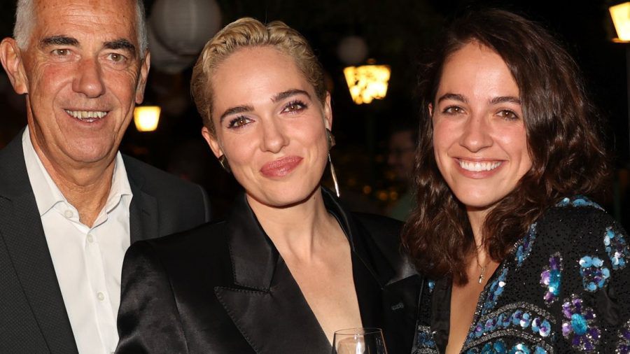 Judith Altenberger (r.) mit ihrer Schwester Verena Altenberger und ihrem Vater bei der "Jedermann"-Premierenfeier der Salzburger Festspiele. (ili/spot)