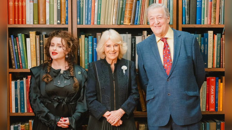 Königin Camilla feierte mit Schauspielerin Helena Bonham Carter (l.) und Autor Stephen Fry die historische Bibliothek. (ili/spot)