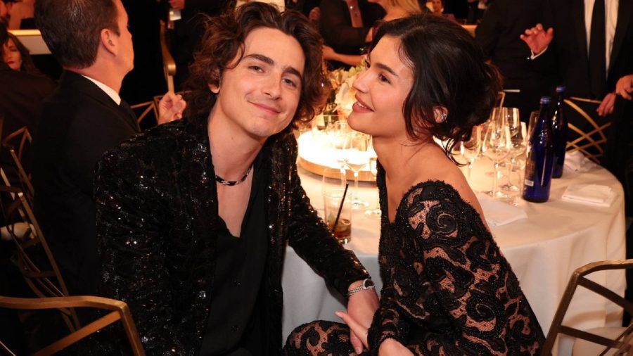 Timothée Chalamet und Kylie Jenner halten Händchen bei einer Veranstaltung. (mia/spot)