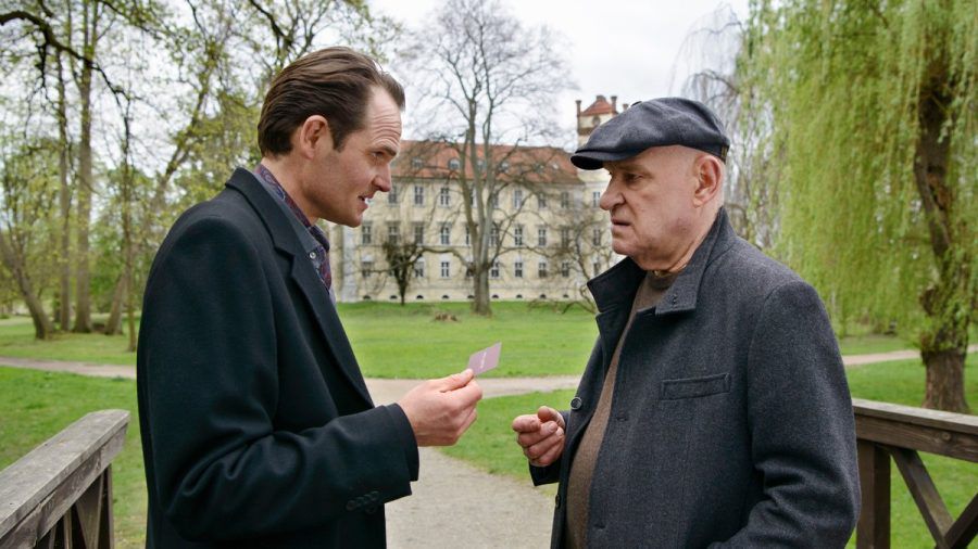 "Spreewaldkrimi: Böses muss mit Bösem enden": Kriminalrat a.D. Krüger (Christian Redl, r.) und Prof. Levi A. Than (Fabian Hinrichs) unterhalten sich über das Thema Zeit. (cg/spot)