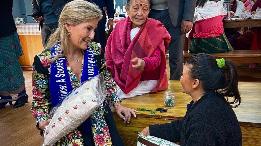 Herzogin Sophie bei ihrem Besuch von Maiti Nepal. (jom/spot)