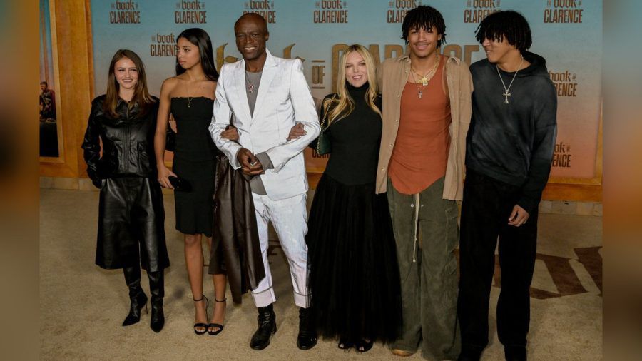 Anfang 2024 bei einer Premiere in Los Angeles (v.l.): Leni Klum, Lou Samuel, Seal und seine Partnerin Laura Strayer, Henry Samuel und Johan Samuel. (ili/spot)