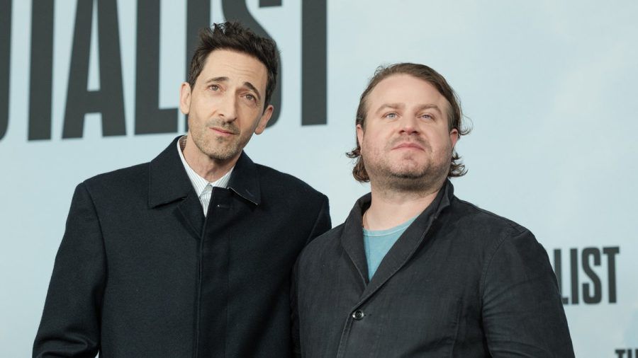 Brady Corbet (r.) und sein "Der Brutalist"-Hauptdarsteller Adrien Brody. (stk/spot)