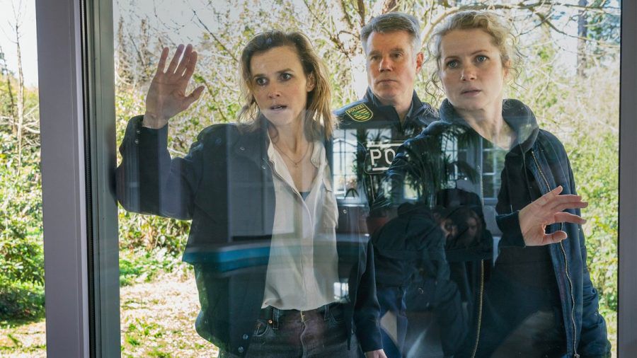 "Tatort: Herz der Dunkelheit": Karin Gorniak (Karin Hanczewski, l.), ein Polizeikollege und Leonie Winkler (Cornelia Gröschel) überraschen die Jugendlichen im Poolhaus. (eyn/spot)