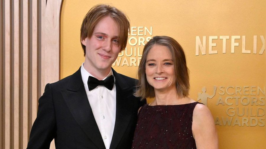 Stolze Mama: Jodie Foster posierte fröhlich mit Sohn Charlie für die Fotografen. (ae/spot)