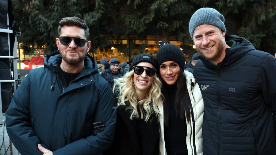 Michael Bublé und Luisana Lopilato mit Herzogin Meghan und Prinz Harry (v.l.n.r.) im kanadischen Whistler. (wue/spot)