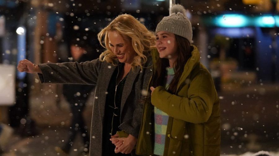 Erster Blick in die Dreharbeiten von "Tinsel Town": Teddy Williams läuft Hand in Hand mit Rebel Wilson durch Kunstschnee-Gestöber. (ae/spot)