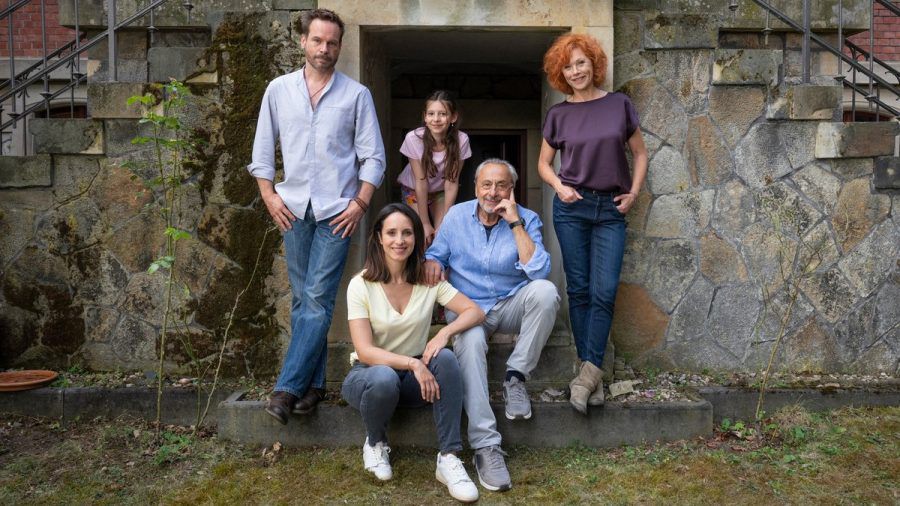 Familie Stubbe hält trotz aller Verleumdungen und Gefahren zusammen. Opa Stubbe (Wolfgang Stumph, r.), Enkelin Caro (Greta Kasalo), Tochter Christiane (Stephanie Stumph, v), Quasi-Schwiegersohn Helge (Wanja Mues) und Partnerin Marlene (Heike Trinker). (ili/spot)