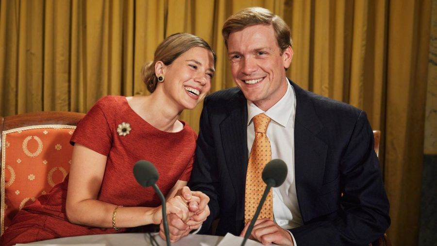 "Maxima - Entscheidungen": Maxima (Delfina Chaves) und Alex (Martijn Lakemeier) unterstützen sich bei einer Pressekonferenz. (ili/spot)