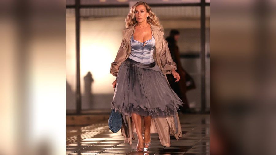 Sarah Jessica Parker am Set von "And Just Like That..." in einem typischen Carrie-Bradshaw-Look mit goldglänzenden Peep-Toes. (the/spot)