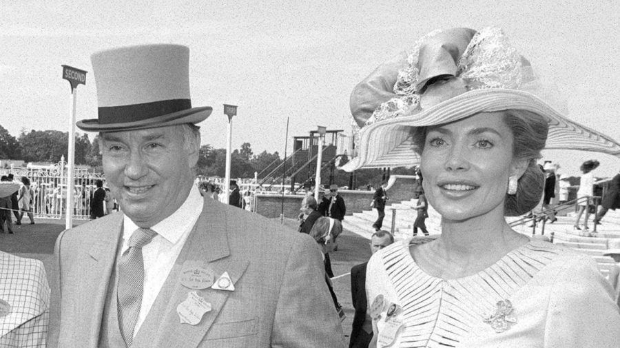 Aga Khan und Begum 1999 bei einem Royal Ascot Pferderennen. (ili/spot)