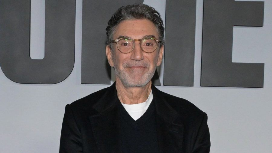 Chuck Lorre meidet Stühle mit seinem Namen drauf. (mia/spot)