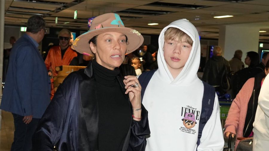 Lilly Becker und Sohn Amadeus nach der Rückreise von Australien am Frankfurter Flughafen. (jom/spot)