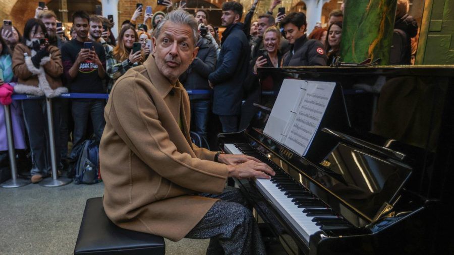 Jeff Goldblum wird auch am Sonntag bei der BAFTA-Verleihung am Klavier Platz nehmen. (mia/spot)