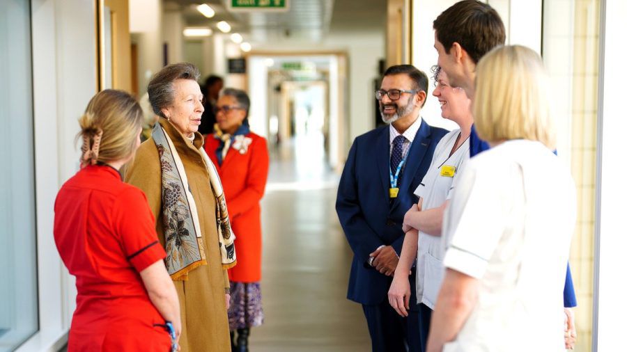 Prinzessin Anne (l.) im Southmead Hospital in Bristol. (wue/spot)