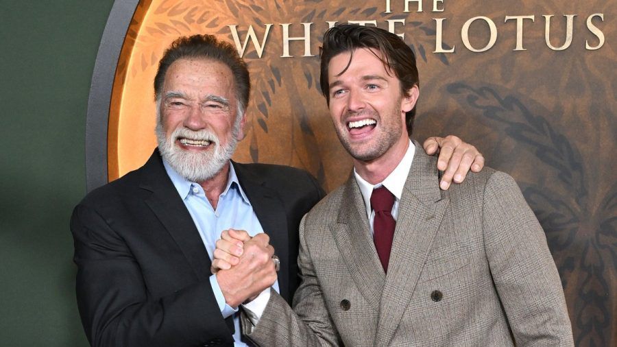 Patrick Schwarzenegger (r.) mit Vater Arnold bei der "The White Lotus"-Premiere. (smi/obr/spot)