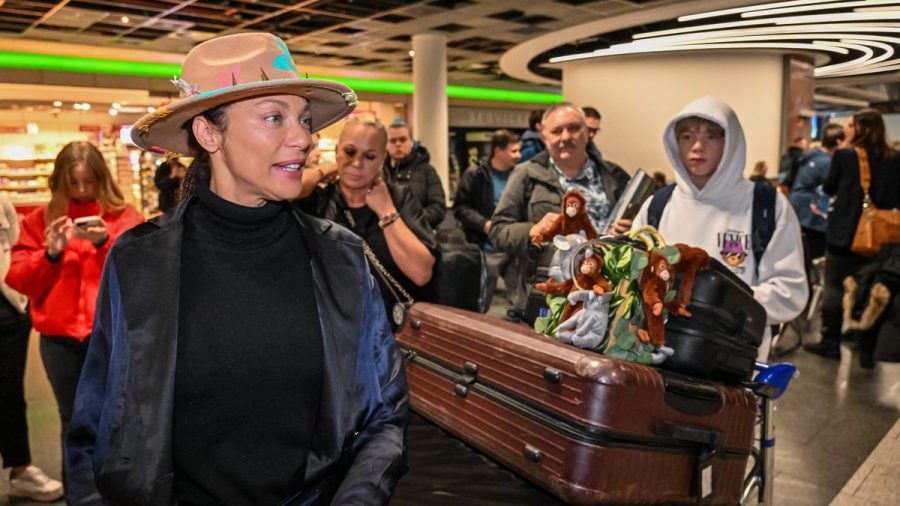 Lilly Becker und Sohn Amadeus (r.) am Flughafen in Frankfurt. (jom/spot)