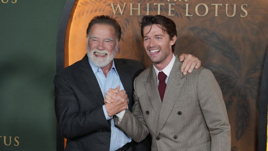 Arnold Schwarzenegger und sein Sohn Patrick bei der "The White Lotus"-Premiere. (hub/spot)