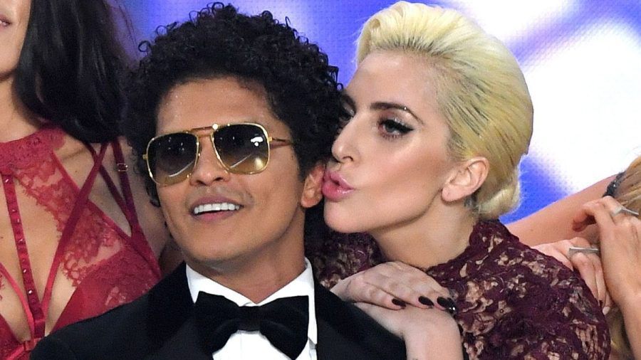 Bei der Victoria's Secret Fashion Show in Paris gab es für Bruno Mars ein Küsschen von Lady Gaga. Bald steht das Duo zusammen auf der Bühne. (ae/spot)