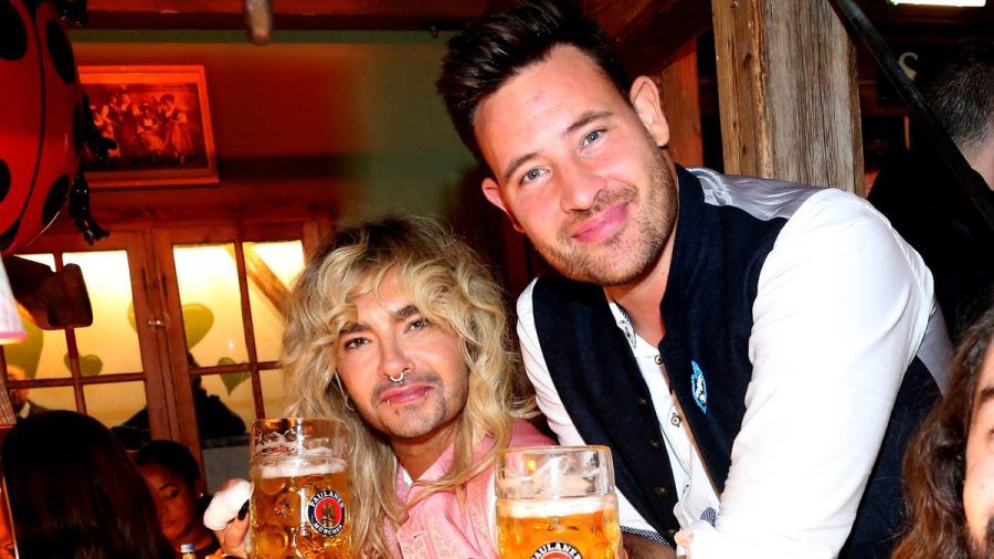 Marc Eggers (r.) mit Bill Kaulitz auf dem Oktoberfest. (smi/spot)