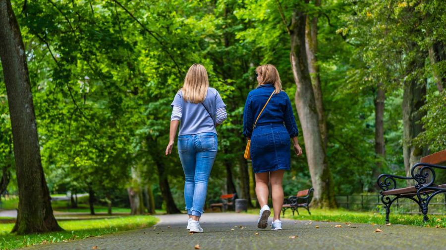 Ob in der Stadt oder der Natur und egal zu welcher Jahreszeit: Spazierengehen hat zahlreiche Vorteile. (ncz/spot)