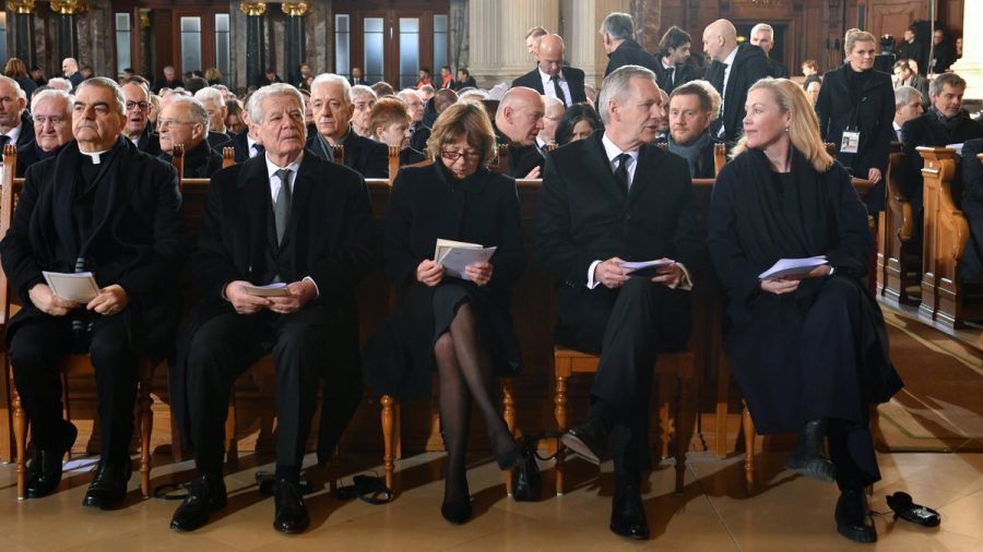 In der ersten Reihe saßen die früheren Bundespräsidenten Joachim Gauck und Christian Wulff nebst Partnerinnen. (ae/spot)