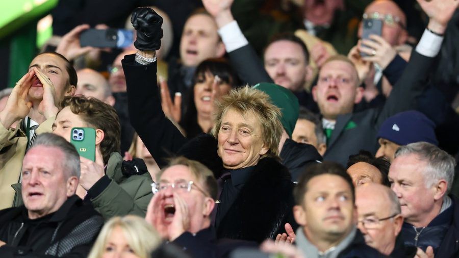 Rod Stewart unter den Fußballfans im Celtic Park. (jom/spot)