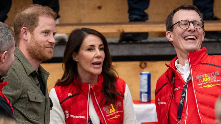 Royaler Support: Prinz Harry (l.) mit Marie und Joachim von Dänemark beim Sitzvolleyball im Rahmen der Invictus Games am Samstag in Vancouver. (ili/spot)