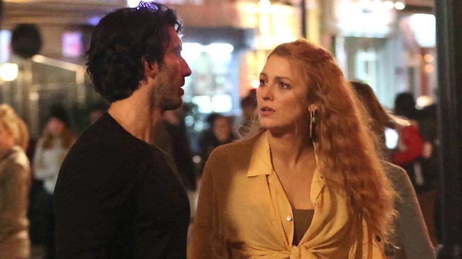 Blake Lively und Justin Baldoni spielen in "Nur noch ein einziges Mal" ein Liebespaar (hier beim Dreh einer Szene). (rho/spot)